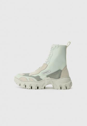 Сапожки на танкетке