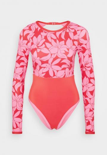 Слитный купальник