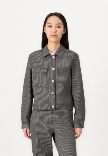 Куртка с накладнымит карманами