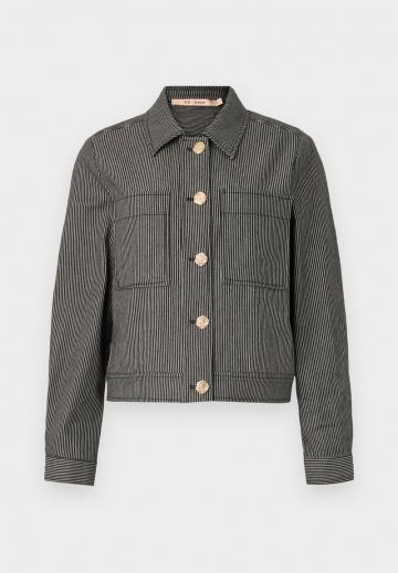 Куртка с накладнымит карманами