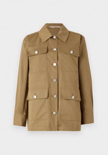 Куртка с накладнымит карманами