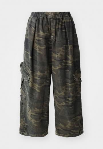 Брюки с накладными карманами