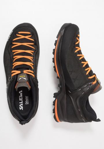 Походные кроссовки