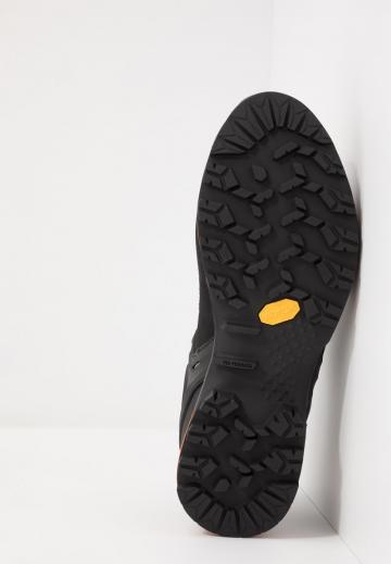 Походные кроссовки