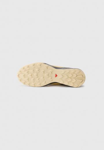 Походные кроссовки