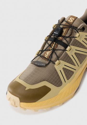 Походные кроссовки