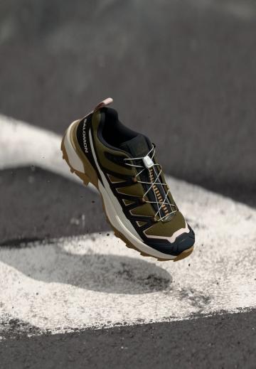 Походные кроссовки