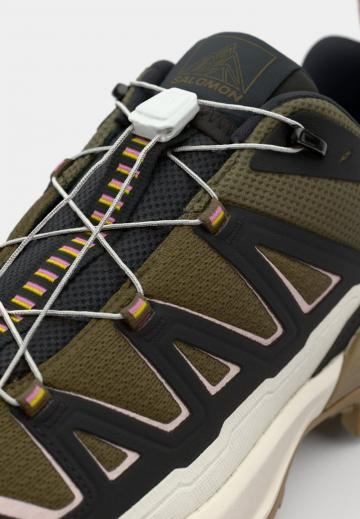 Походные кроссовки