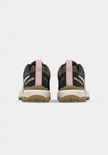 Походные кроссовки