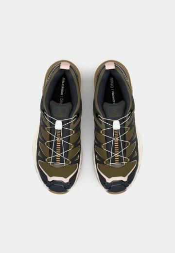 Походные кроссовки