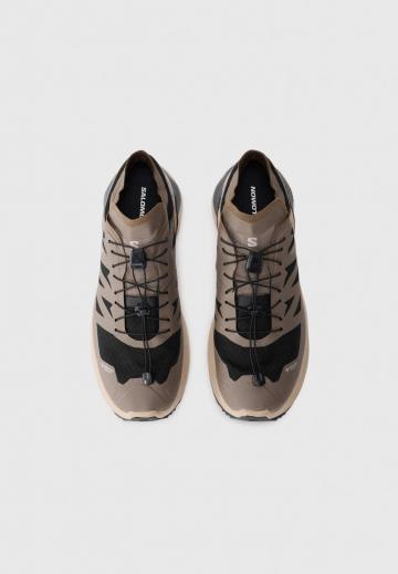 Походные кроссовки