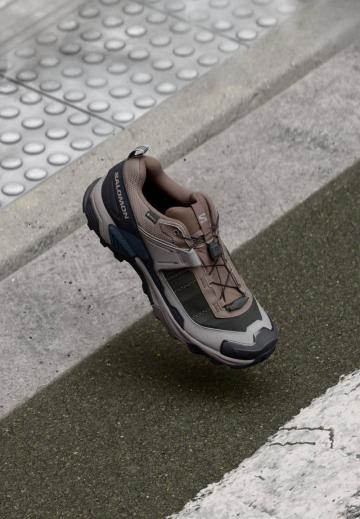 Походные кроссовки