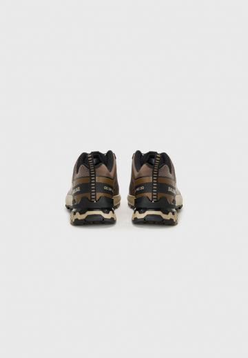 Походные кроссовки