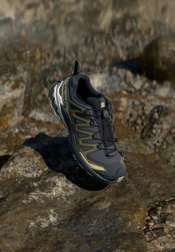 Походные кроссовки