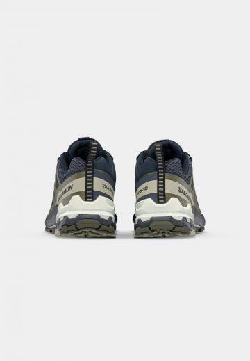 Походные кроссовки