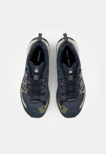 Походные кроссовки