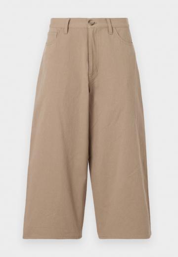 Короткие джинсы