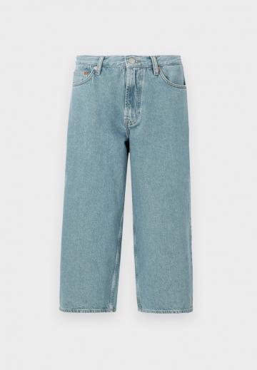 Короткие джинсы