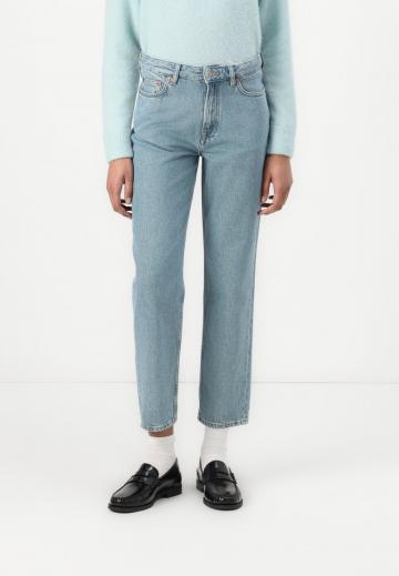 Короткие джинсы