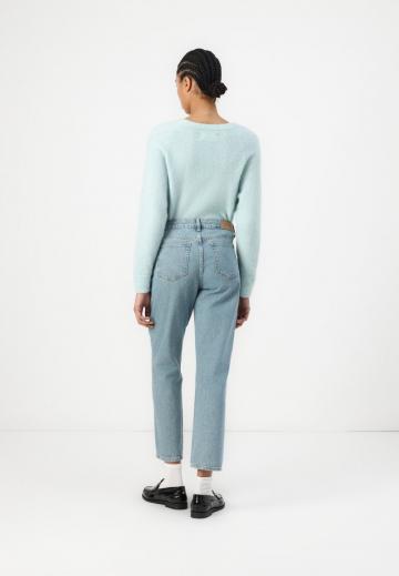 Короткие джинсы