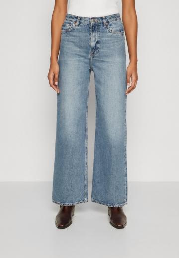 Клешеные джинсы