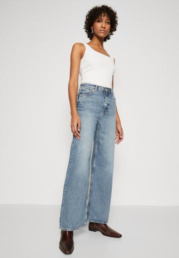 Клешеные джинсы