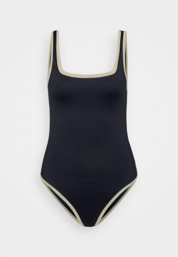 Слитный купальник