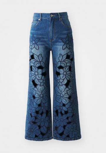 Джинсы бойфренда