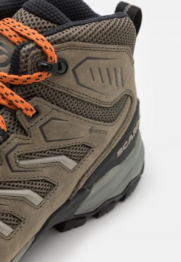 Походные ботинки