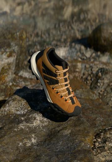 Походные кроссовки