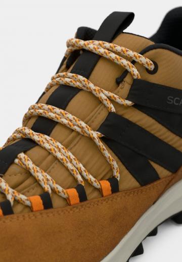 Походные кроссовки