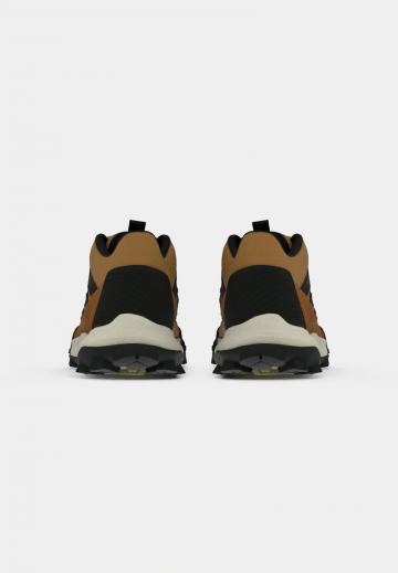 Походные кроссовки