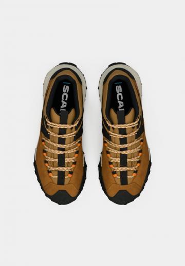 Походные кроссовки