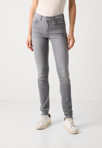 Узкие джинсы