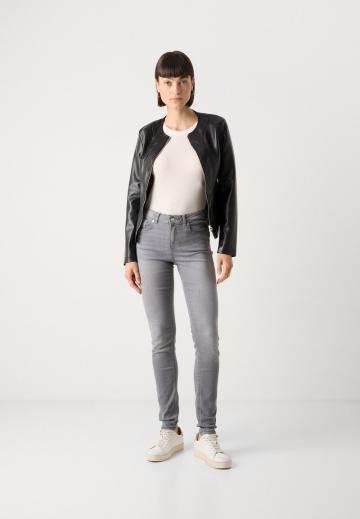 Узкие джинсы