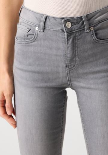 Узкие джинсы