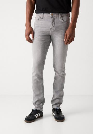 Узкие джинсы