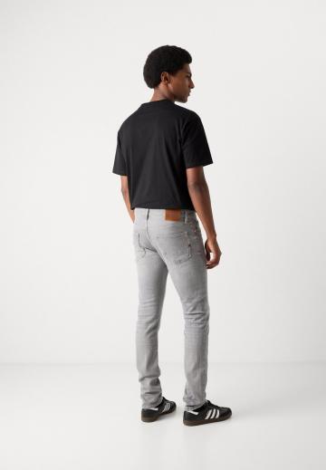 Узкие джинсы