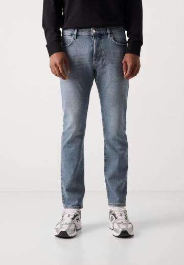 Прямые джинсы