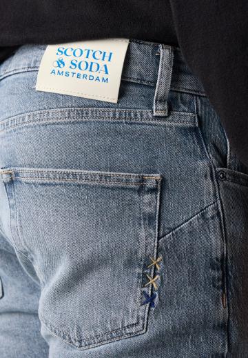 Прямые джинсы