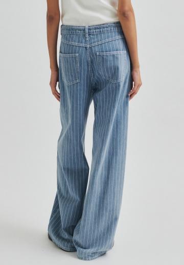 Свободные джинсы