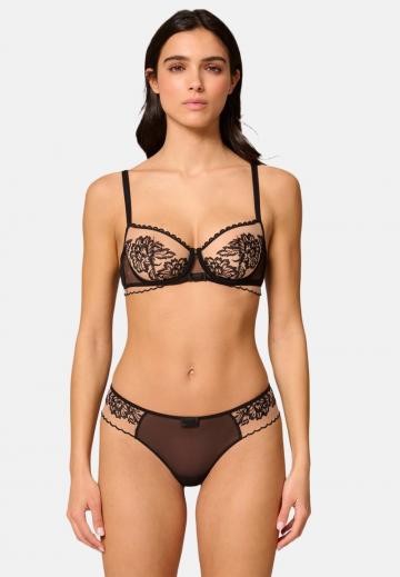 Трусы на бедрах