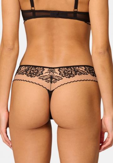 Трусы на бедрах