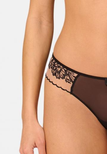 Трусы на бедрах