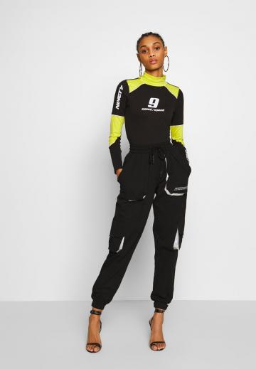 Брюки с накладными карманами