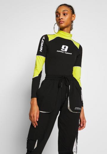 Брюки с накладными карманами