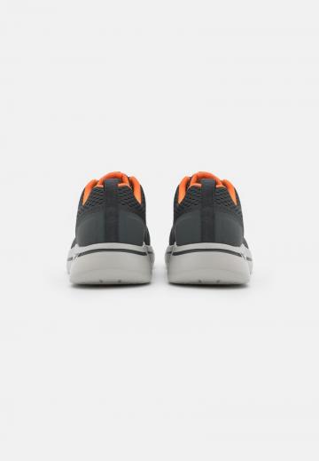 Походные кроссовки