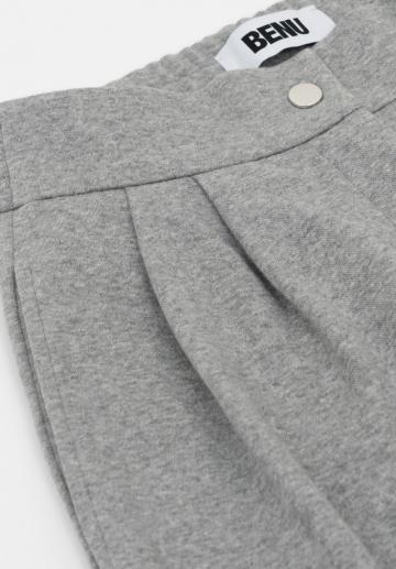 Брюки с накладными карманами