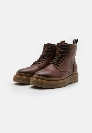 Ботинки на шнуровке