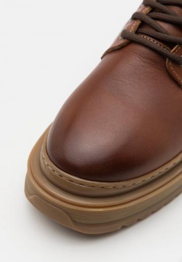 Ботинки на шнуровке